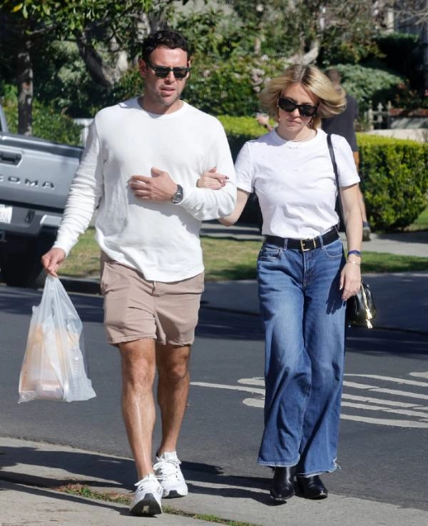 刚宣称“我不需要男人”的悉尼妹，被拍到与滑板车约会