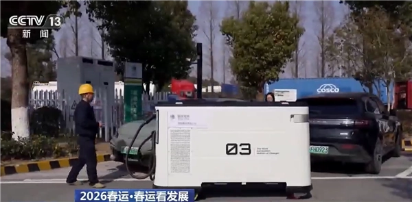 开电车返乡再也不用焦虑充电问题！高速服务区的充电机器人能直接把电送到车旁，这服务也太硬核了吧！