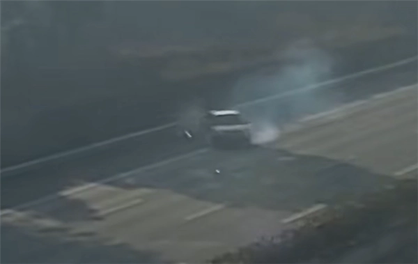 高速行驶时突发爆胎，司机猛踩刹车致小车失控旋转漂移，最终撞上护栏，事后司机称车辆平日使用频率很低