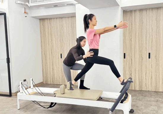 50岁林心如身材状态：一袭粉衣搭配高马尾尽显少女感，轻松挑战高难度动作