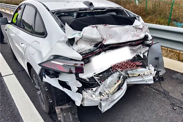 新手尝鲜体验智能驾驶脱手触发系统自动减速：不幸遭大货车追尾