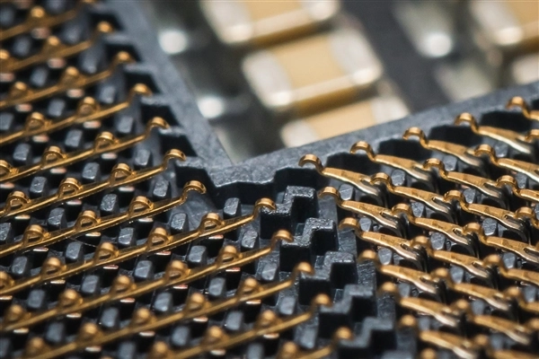 所有战略产业都离不开芯片支持，全球芯片销售额今年将首次突破1万亿美元大关