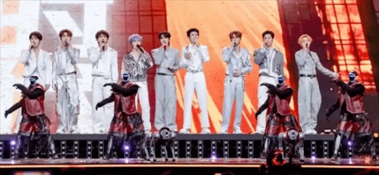 宇树机器人在台上激情热舞，黄渤看得目瞪口呆，随后还被拉上台开启赛博斗舞模式