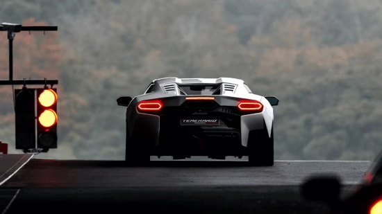 《MotorTrend》对兰博基尼首款前驱跑车Temerario进行实测：仅两款燃油车速度超越它
