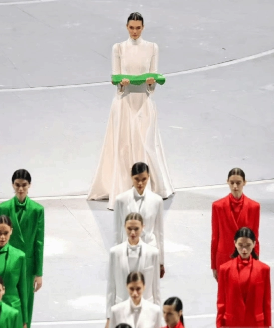 冬奥会开幕式上与我国交接国旗的意大利超模，正是莱昂纳多·迪卡普里奥的现任女友