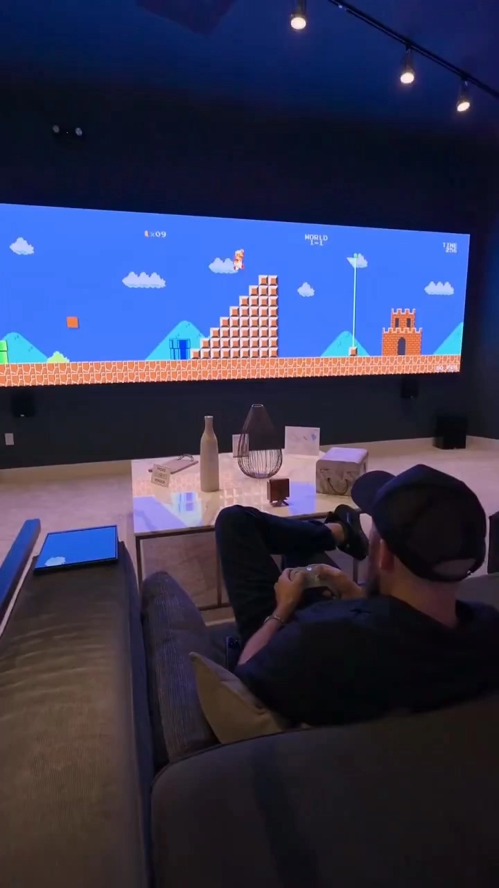 有玩家用20英尺巨幕玩《马里奥兄弟》网友直呼这操作太夸张了