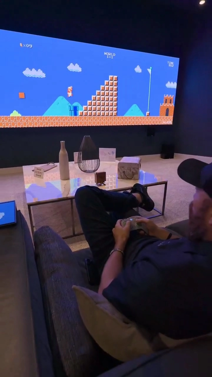 有玩家用20英尺巨幕玩《马里奥兄弟》网友直呼这操作太夸张了