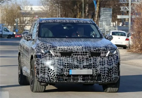 动力表现抢眼！全新宝马X5M60谍照曝光：4.4TV8发动机+48V轻混组合上身