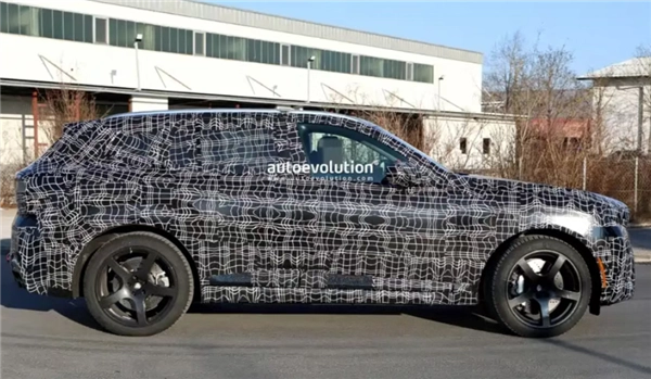 动力表现抢眼！全新宝马X5M60谍照曝光：4.4TV8发动机+48V轻混组合上身