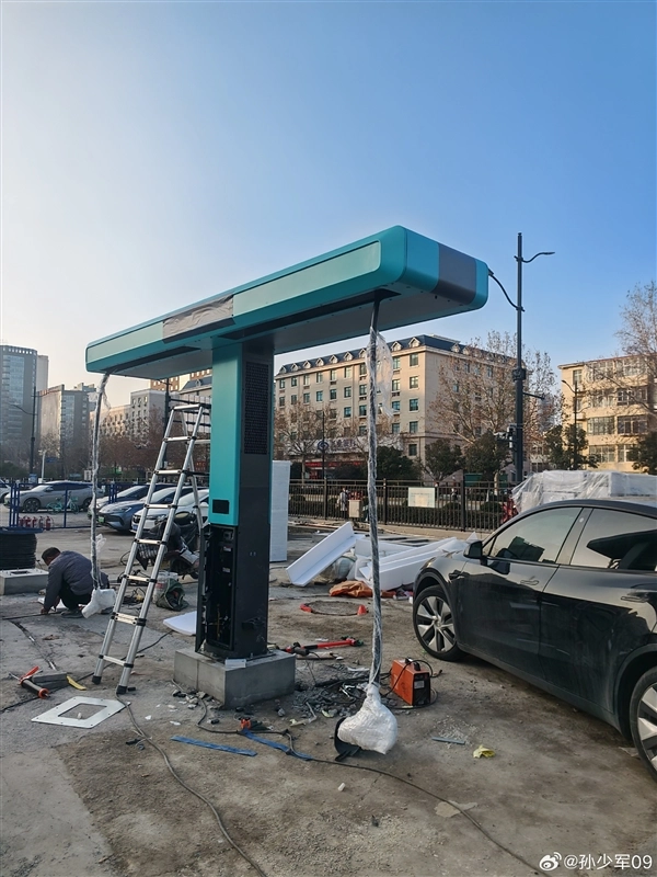 线从天上来 比亚迪批量部署兆瓦闪充桩：辨识度堪称独树一帜