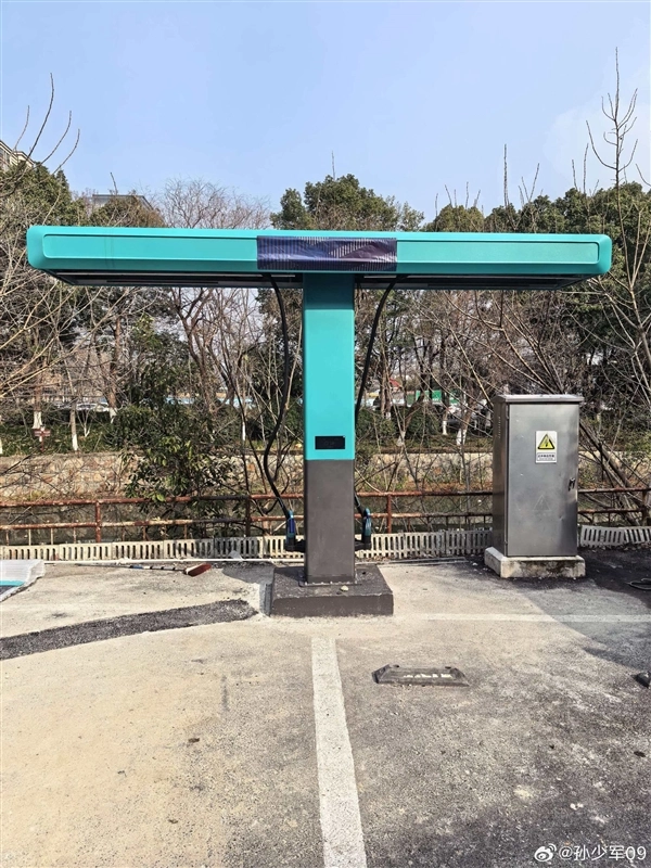 线从天上来比亚迪批量部署兆瓦闪充桩：辨识度堪称独树一帜