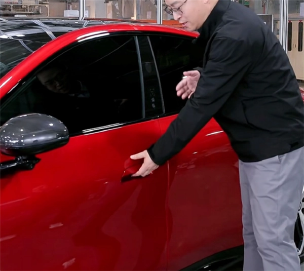 新一代小米SU7汽车机械门把手亮相：后排座椅下配备备用电源装置