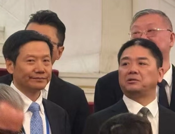 刘强东与雷军同框占据C位！中德交流尽显排面，宇树王兴兴携机器人亮眼出圈