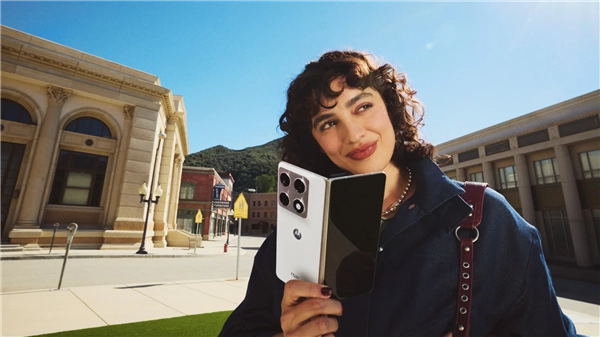 联想moto首款大折叠机型！motorazrfold国行暂定第二季度推出