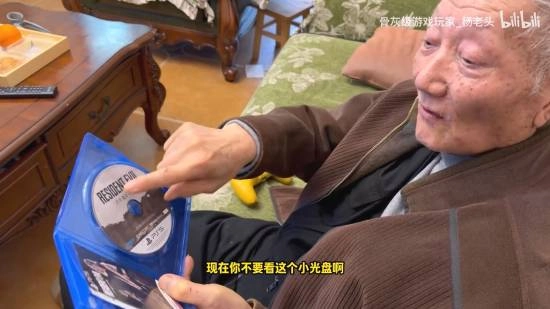 90岁的杨老爷子开箱《生化危机9：安魂曲》！里昂老了，我也不再年轻咯