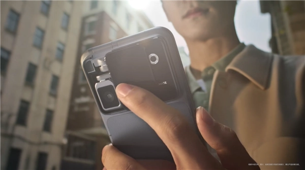 形态颠覆！全球首款机器人手机登场影石CEO刘靖康点赞荣耀RobotPhone：堪称杰作