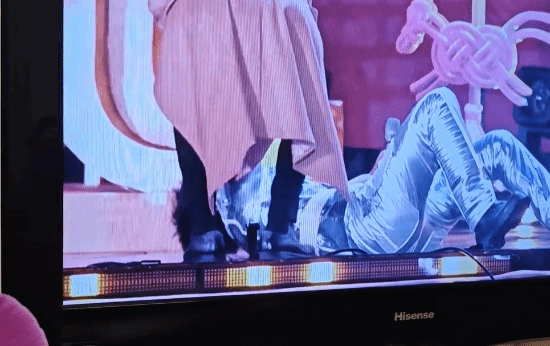 湖南元宵晚会嘉宾亮相时摔了一跤，主持人反应超快及时救场