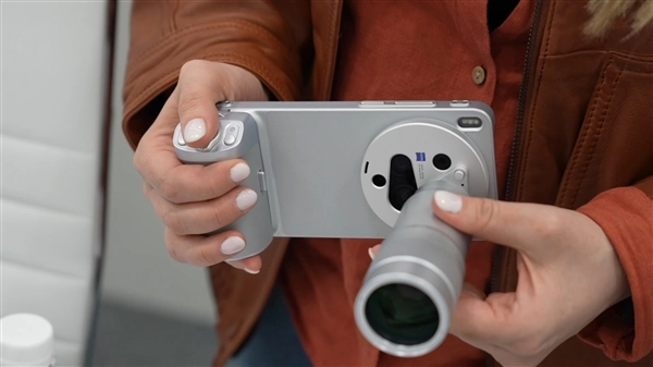 告别等深微曲屏时代！vivoX300Ultra屏幕迎来全面升级，屏幕供应商为京东方