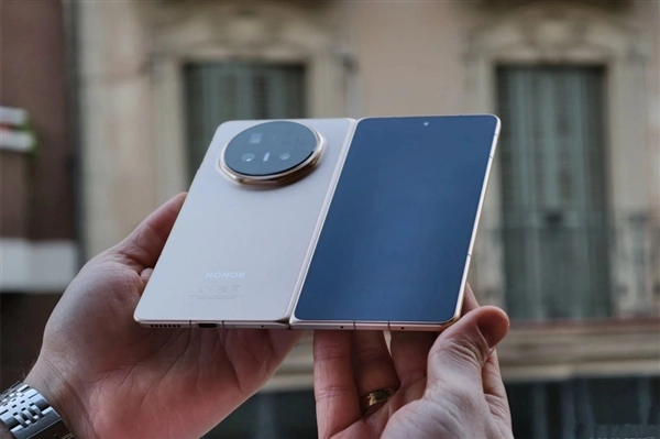 全球最轻薄的折叠屏产品荣耀Magic V6已发布，京东方为其独家提供屏幕