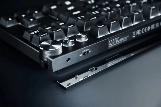 雷蛇猎魂光蛛SignatureEdition键盘全球限量1337件，定价3999元，今日正式开启售卖