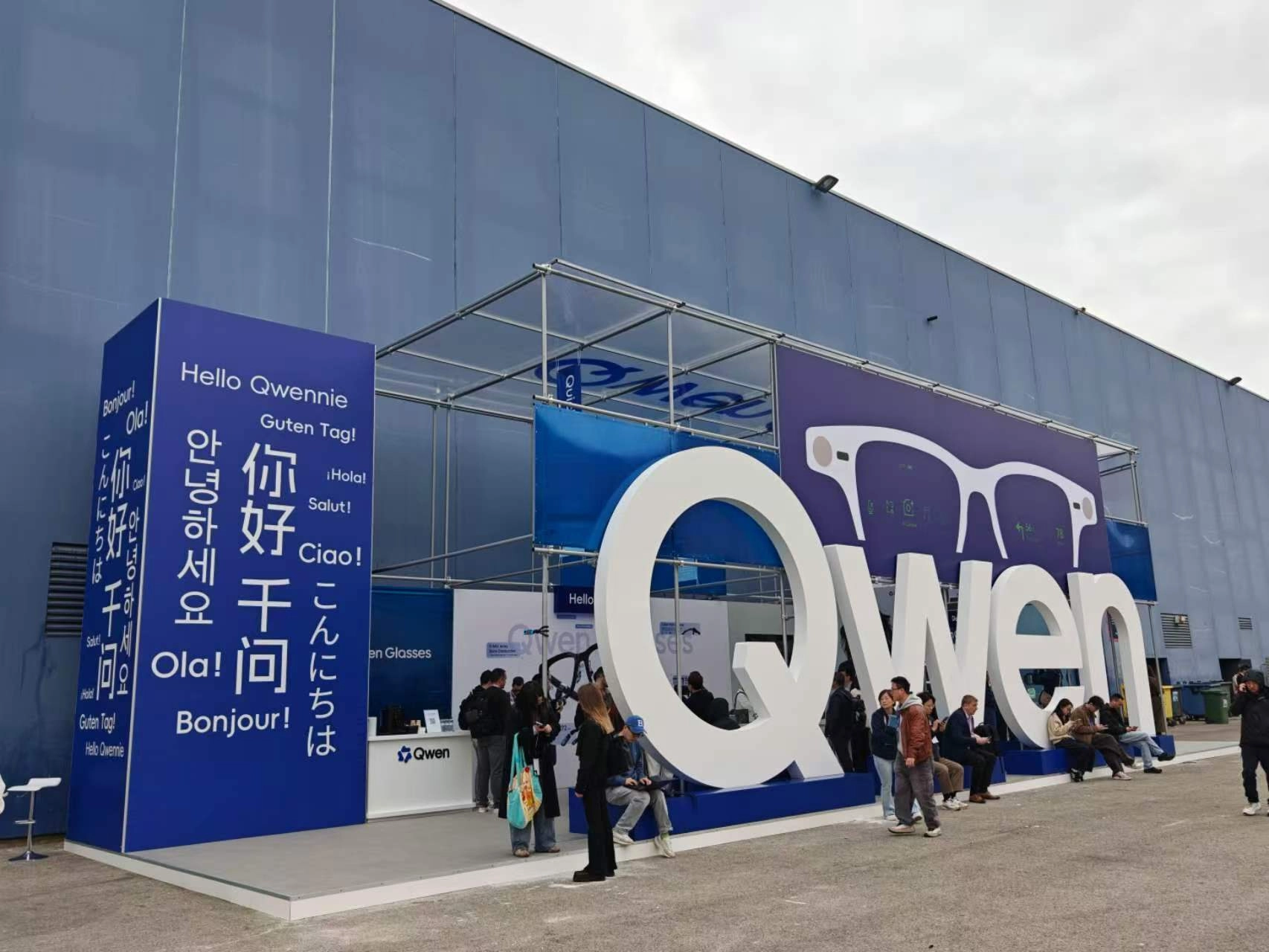 千问AI眼镜遭疯抢瞬间售罄，阿里致歉并说明7天后才能收货