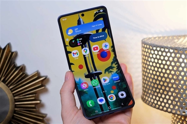 苹果搁置小折叠屏iPhone项目！网友点赞：好看但不实用的小玩意儿