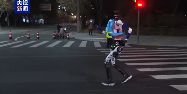 2026人形机器人半程马拉松赛事正式公布：超300台机器人参赛具备自主导航与遥控功能