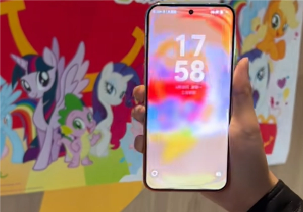 华为Pura 90 Pro Max首发光感无界主题，长按锁屏手机秒变透明，这操作简直帅爆了！