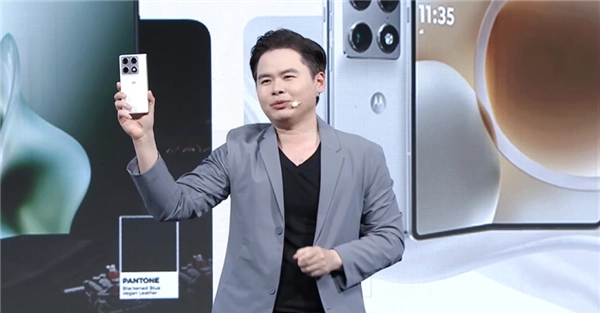拍照能力堪称全球最强的折叠屏来了！联想moto razr fold发布，价格从9999元起