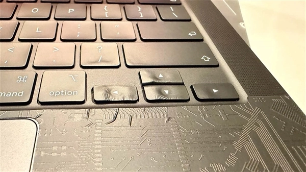 MacBook Pro的键盘不是金属材质！用户为贴膜用吹风机处理，结果按键熔化变形了