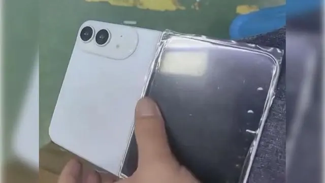 告别花哨配色成趋势？苹果首款折叠屏iPhone Ultra白色版机模曝光