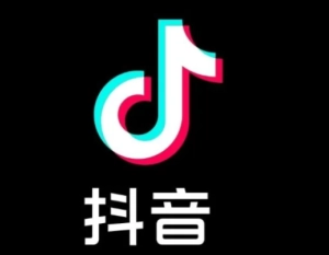抖音放映厅的入口位置在哪里，又该如何在放映厅里搜索电影呢