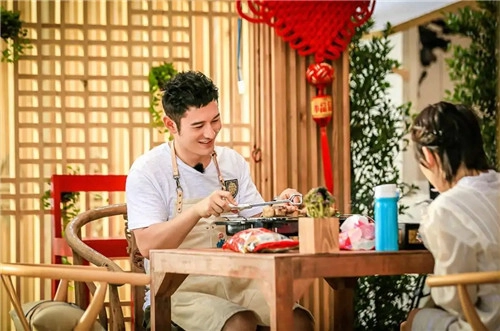 《绝对演绎》新代言排面拉满，国民奶茶店独家冠名！